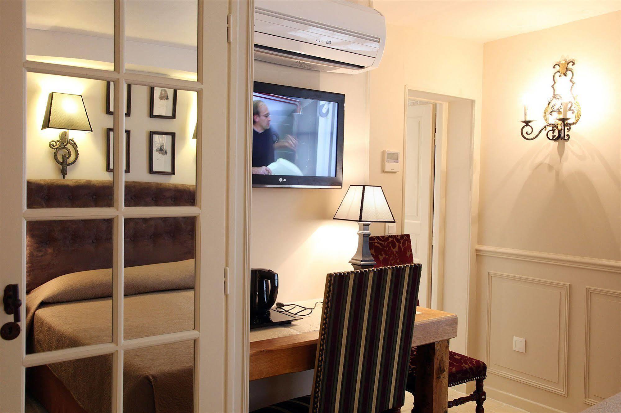 Hotel Saint-Louis Marais Paris Exterior photo